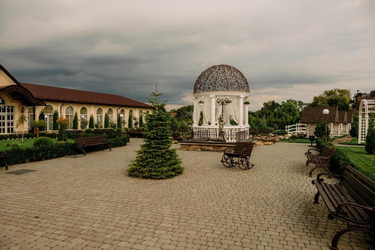 Готельно-ресторанний комплекс Прованс парк Почаев Экстерьер фото